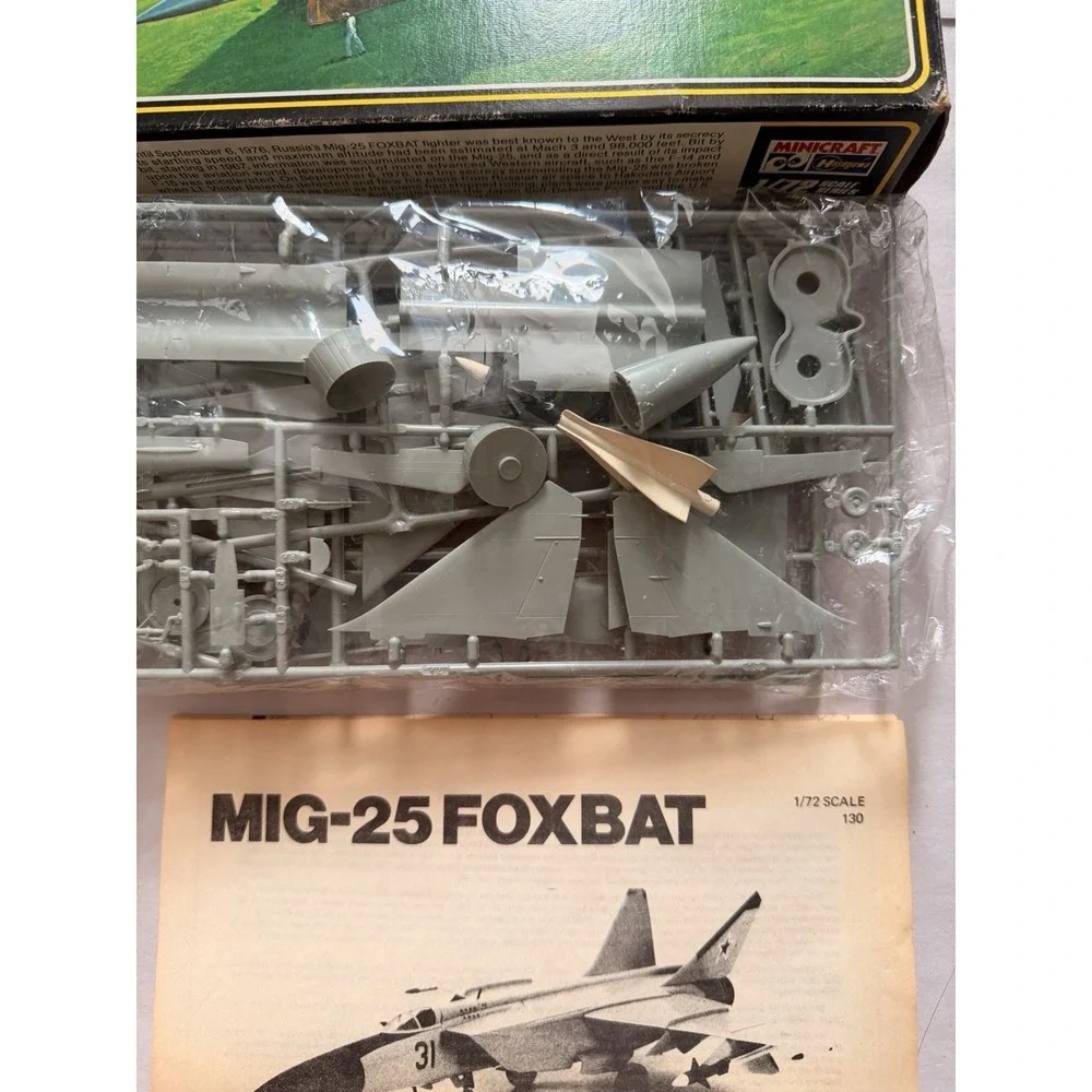 Vintage Minicraft Hasegawa 1/72 MiG-25 Foxbat-A Model Kit #130 Open Box